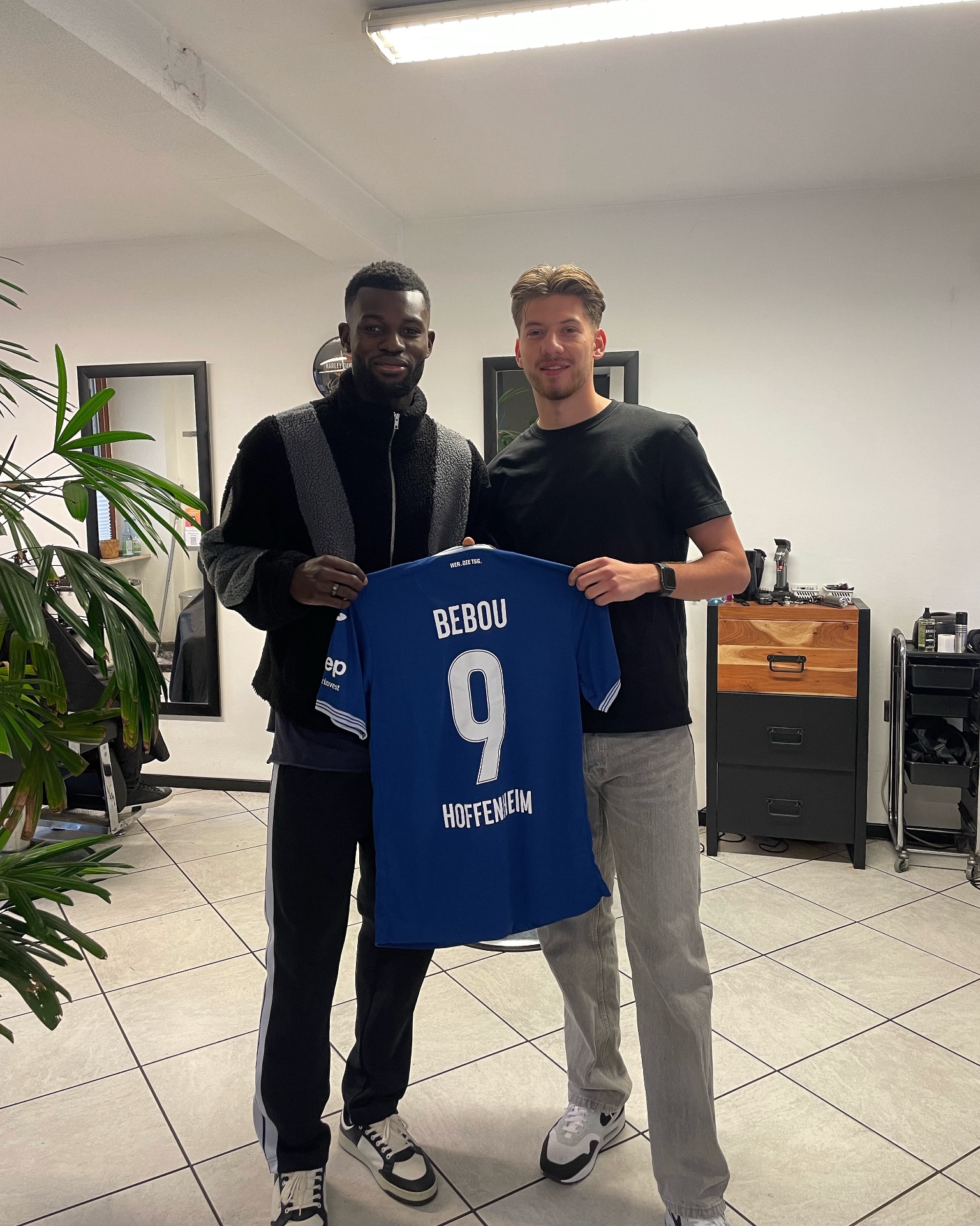 Laurence mit Ihlas Bebou und dessen Hoffenheim-Trikot im Salon